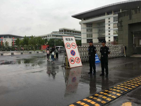 北门执勤的保安 北门执勤的保安