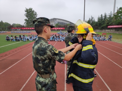 试穿消防战斗服 试穿消防战斗服